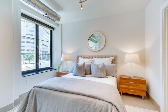 Building Photo - Logan Circle Condo | 2 Bed | 2 Bath | 1,000 Sf | 1 Garage Parking Space