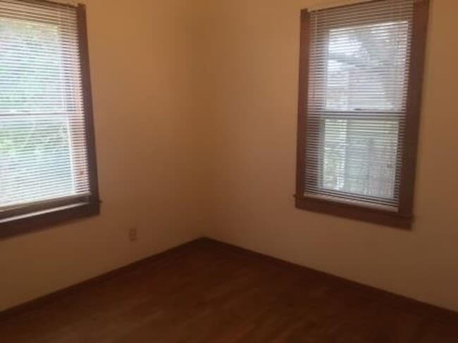 Building Photo - Cute 2 bedroom home for only $895 in conve...