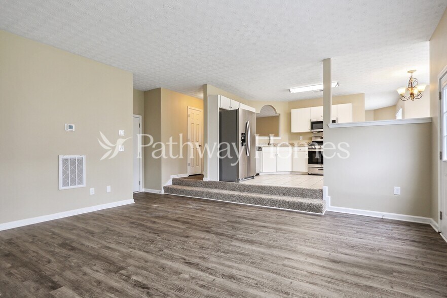 Building Photo - 615 Gardinia Dr