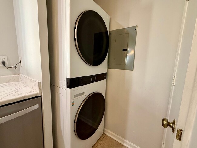 Building Photo - Bright and spacious 2 bed, 2.5 bath condo in the heart of Virginia Beach!
