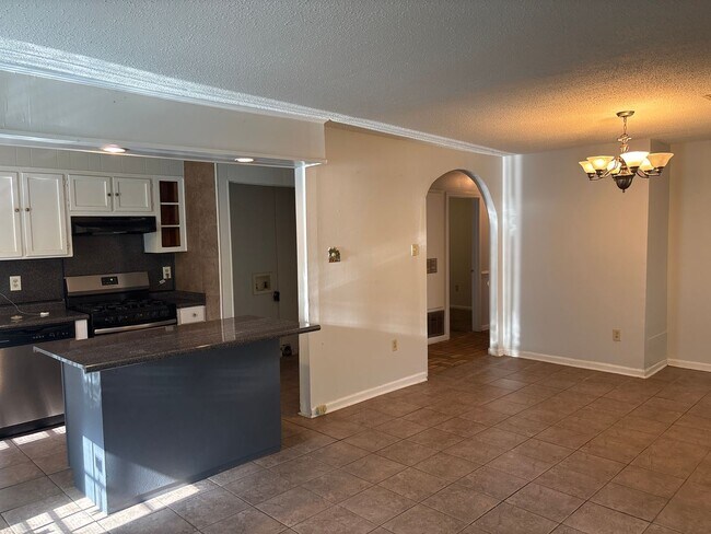 Building Photo - 4037 Piedmont Dr