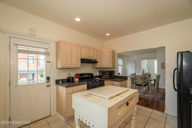 Building Photo - 39 Walton St