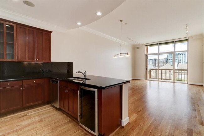 Building Photo - 2211 Briarglen Dr