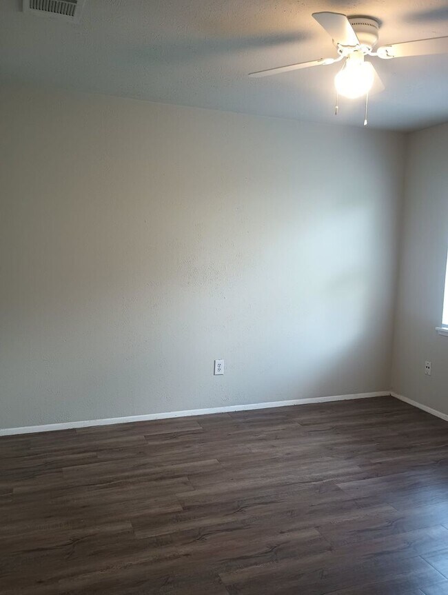 Building Photo - 3 bed / 1 bath home in Hockley - Move in R...