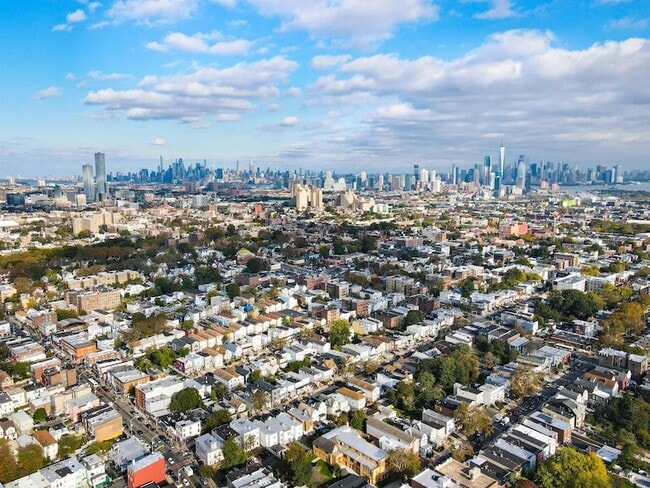 Building Photo - 355 West Side Ave