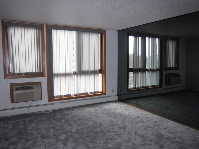 Building Photo - 433 S 7th St