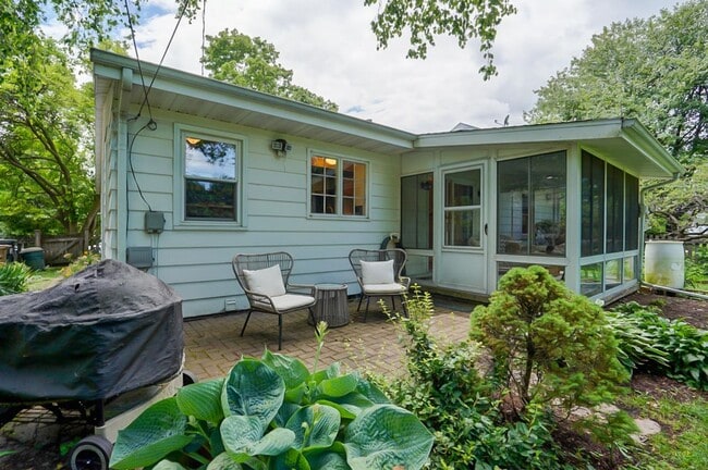 Building Photo - Charming West Side Single Family Home with Mid Century Modern feel