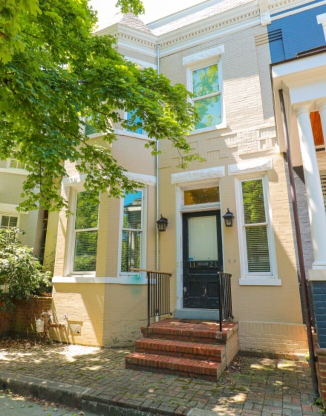 Building Photo - 1121 West Ave