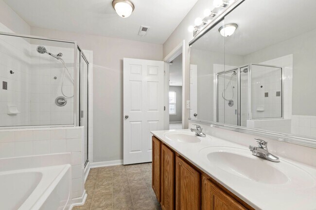 Building Photo - Gorgeous 3BR Townhome with Fresh Updates i...