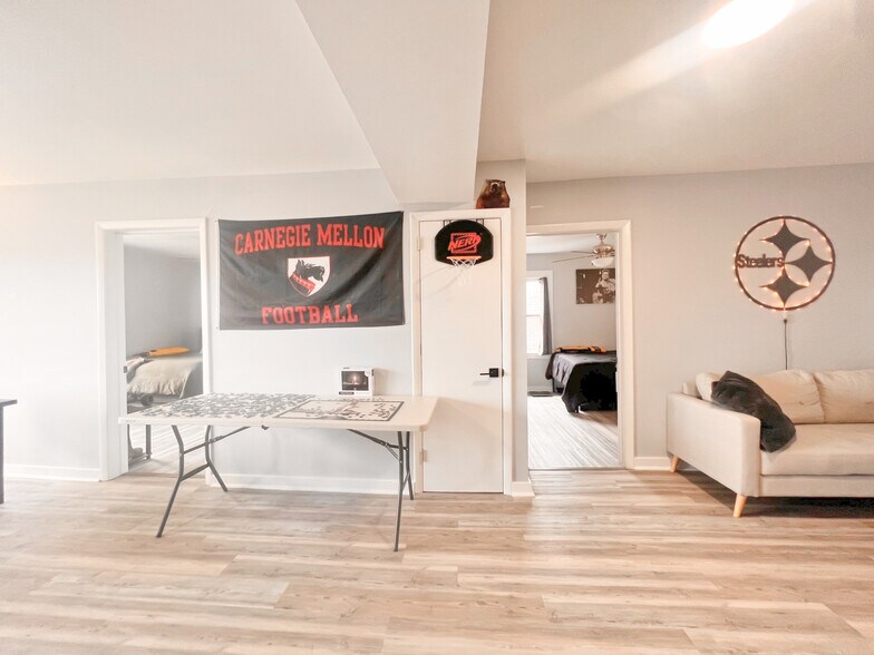 Building Photo - 5737 Hobart St