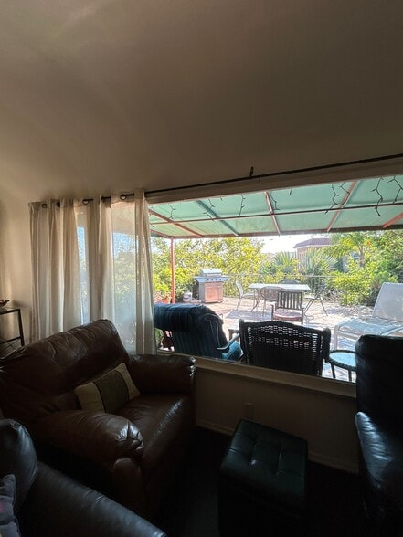 Building Photo - 212 3rd Ave