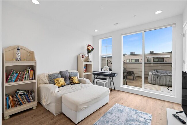 Building Photo - Modern 2024 Townhome with Rooftop Terrace.