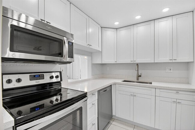 Building Photo - 336 N Birch Rd