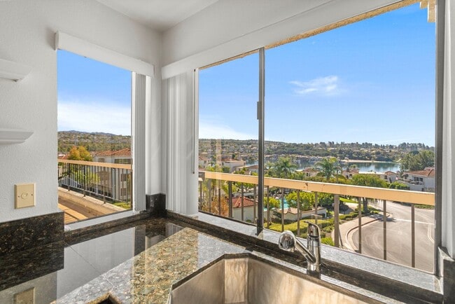 Building Photo - Stunning 2 bedroom *LAKE VIEW* condo for r...