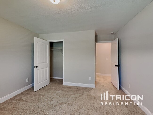 Building Photo - 487 Kinsley Wy