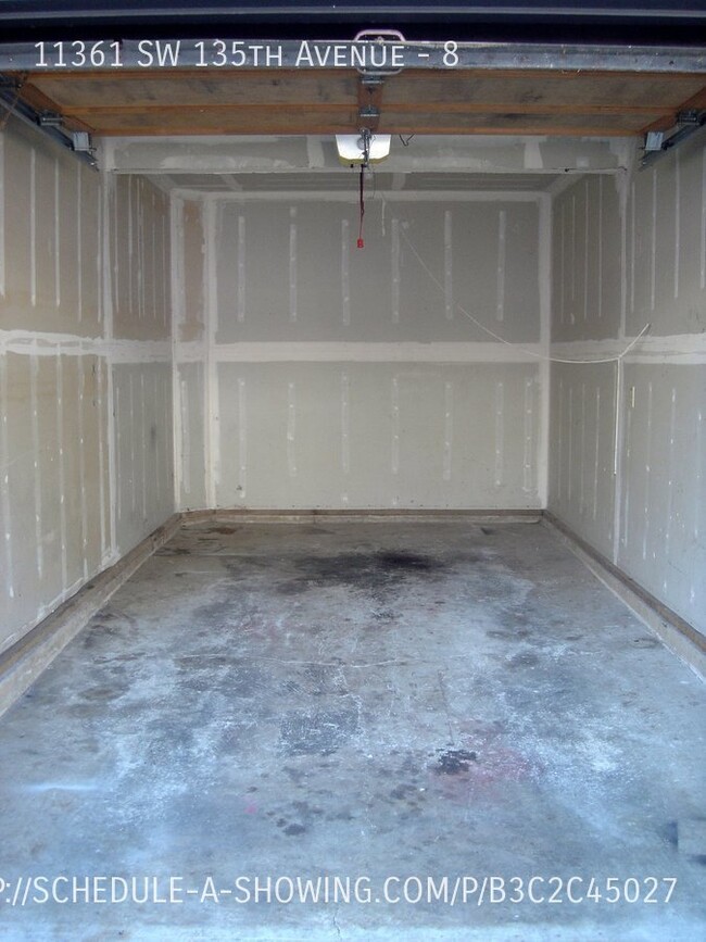 Building Photo - 2 BD 2BA 1000 sq ft w/ GARAGE, W/D hk up, ...