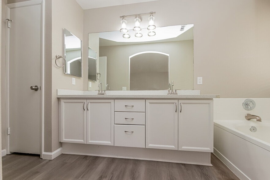 Building Photo - 1945 Curio Dr