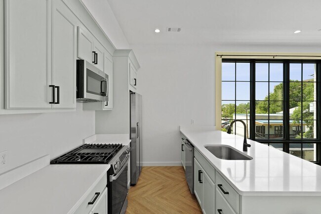 Building Photo - The 912 Building C