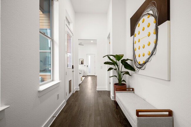 Building Photo - 6013 Florencia Ln