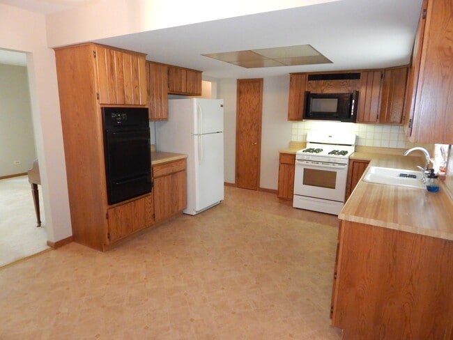 Building Photo - 1608 Martha Dr