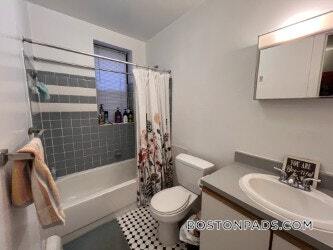 Building Photo - 833 Beacon St