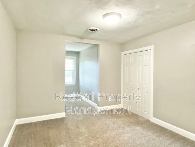 Building Photo - 10 Westlawn Dr