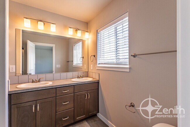 Building Photo - 7415 NE 136th Ave