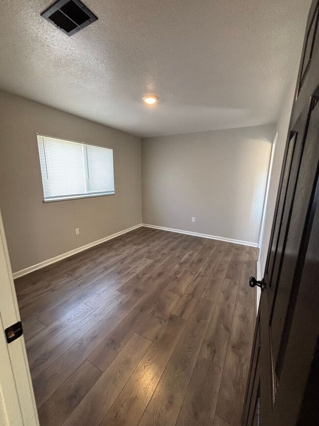 Building Photo - 1800 Fairlane-Move In Ready!