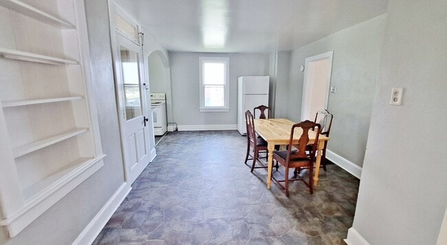 Building Photo - 3 Bed / 1 Bath Single Family Home