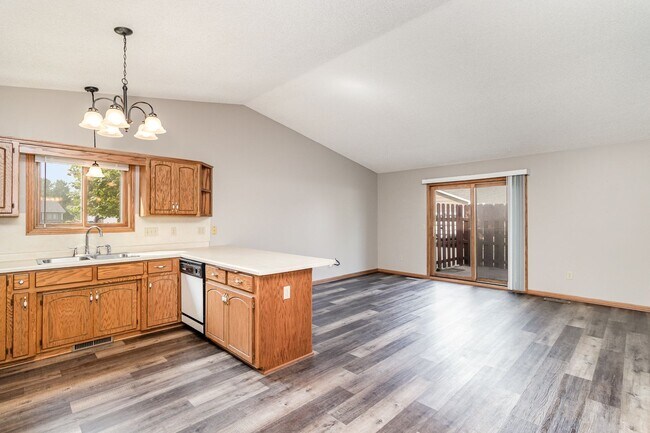 Building Photo - 2 Bed | 1 Bath Updated One Level Home