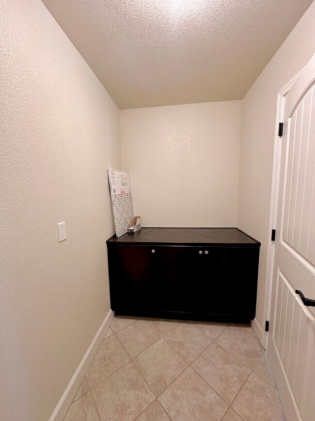 Building Photo - 1154 Galeria Cir