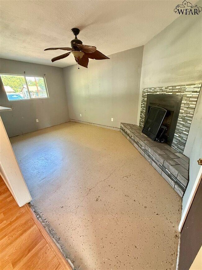 Building Photo - 1405 Tanbark Rd