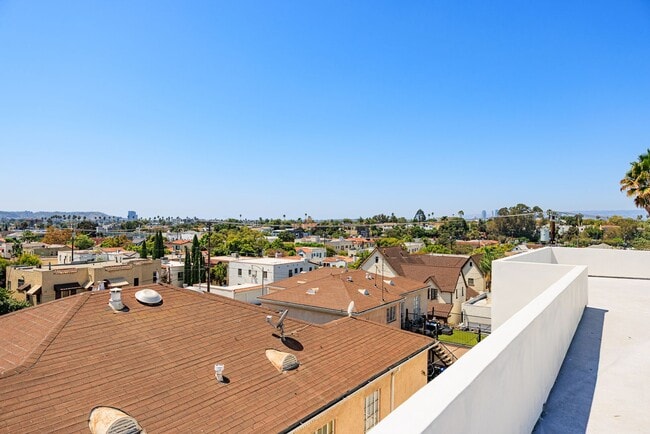 Building Photo - 1259 S Longwood Ave