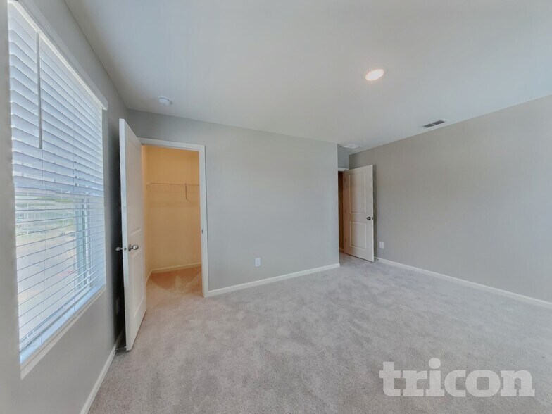 Building Photo - 229 Babbling Brk Dr