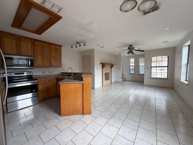 Building Photo - 1502 W Kiwi