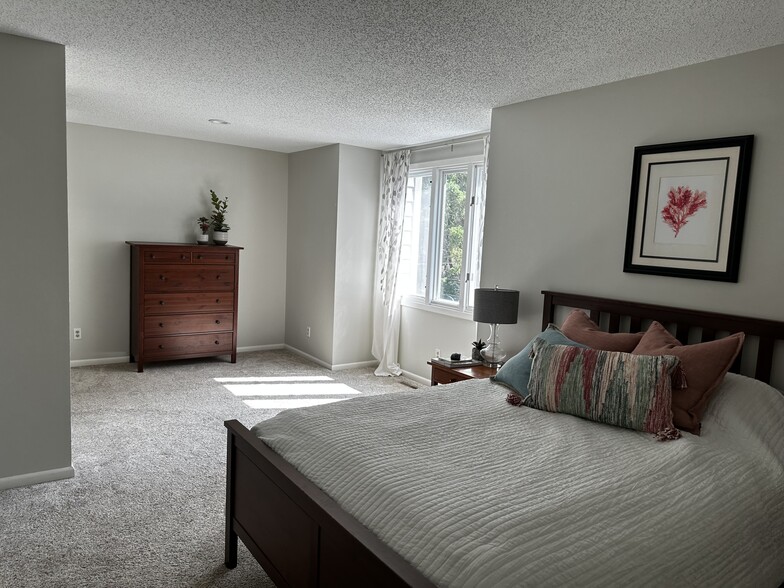 Top level 2nd Bedroom - 6868 Stonewood Ct