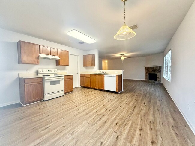 Building Photo - Updated and ready for occupancy