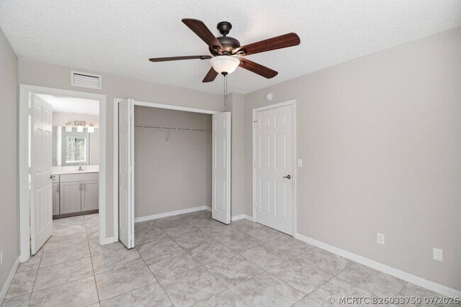Building Photo - 2625 Heathcote Dr