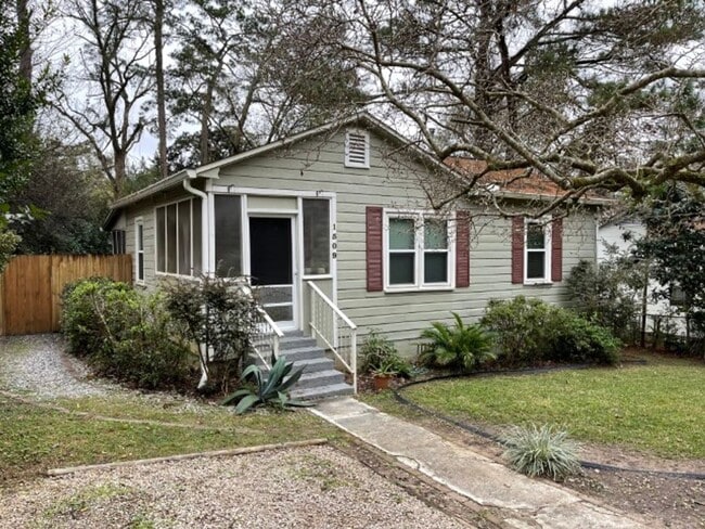 Building Photo - Charming 2 bed 1 bath home