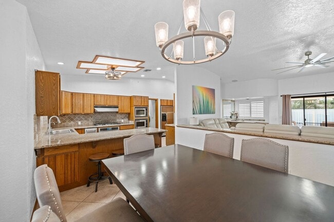 Building Photo - 4 Bedroom Pool Home on the Golf Course