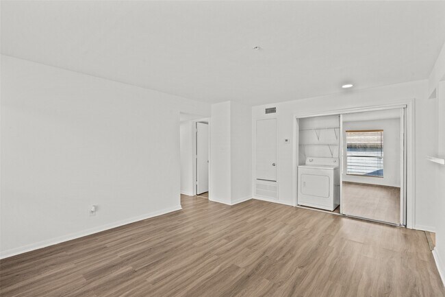 Building Photo - 8100 Seawall Blvd