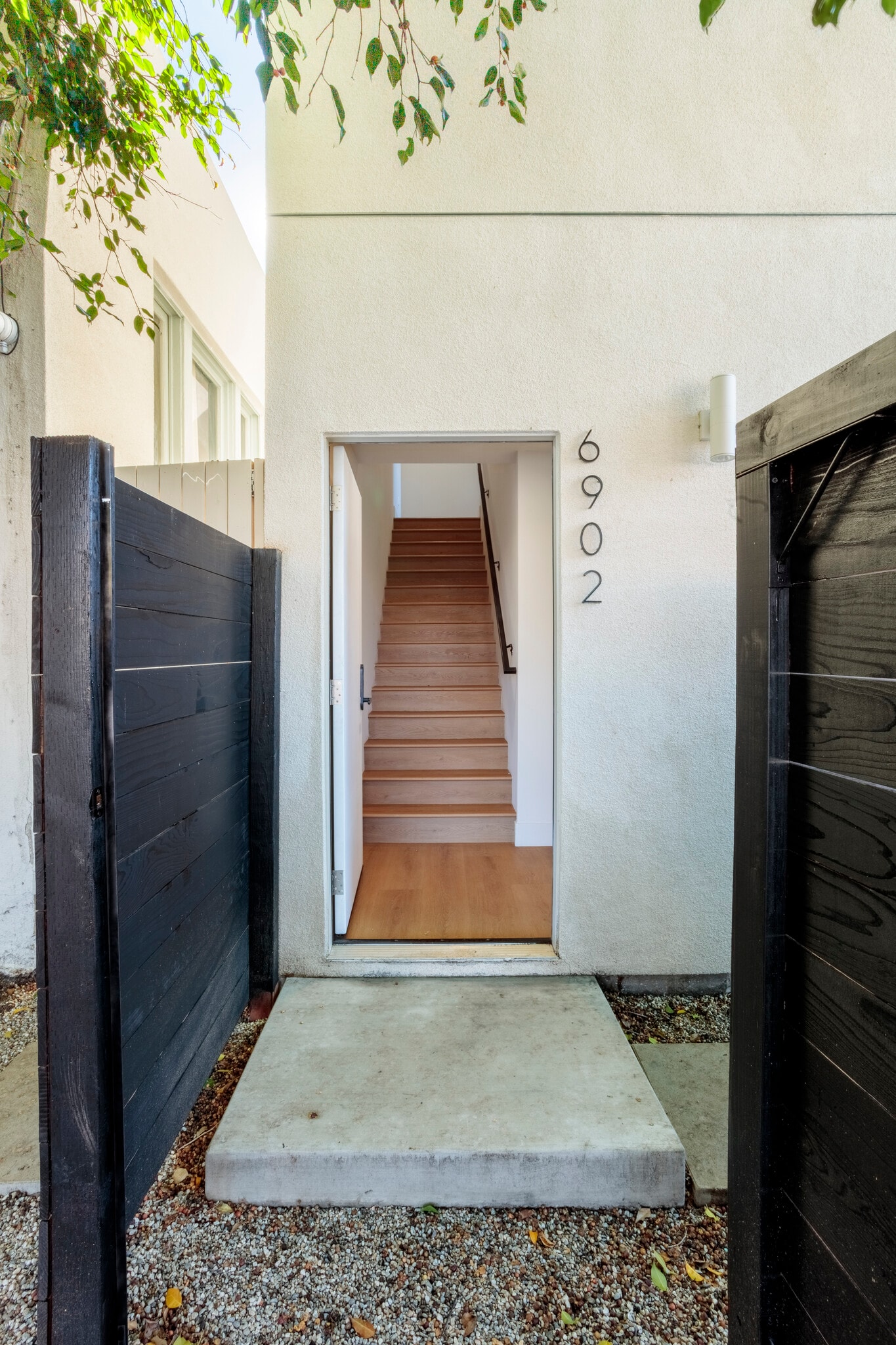 Building Photo - 6900 Willoughby Ave