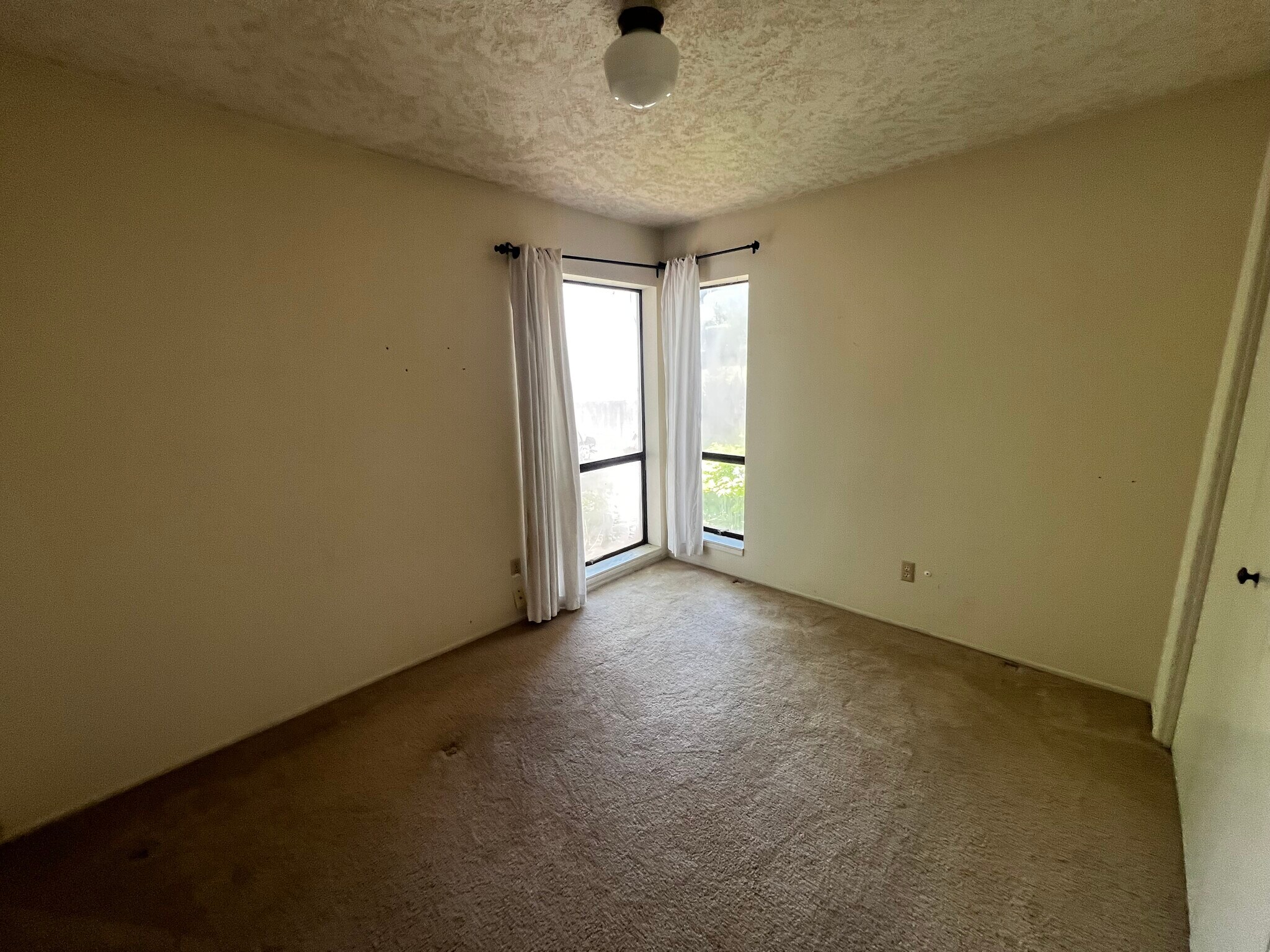 Building Photo - 342 SW Hamilton Ct