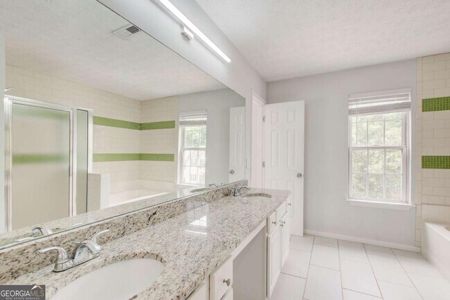Building Photo - 2470 Stonegate Dr