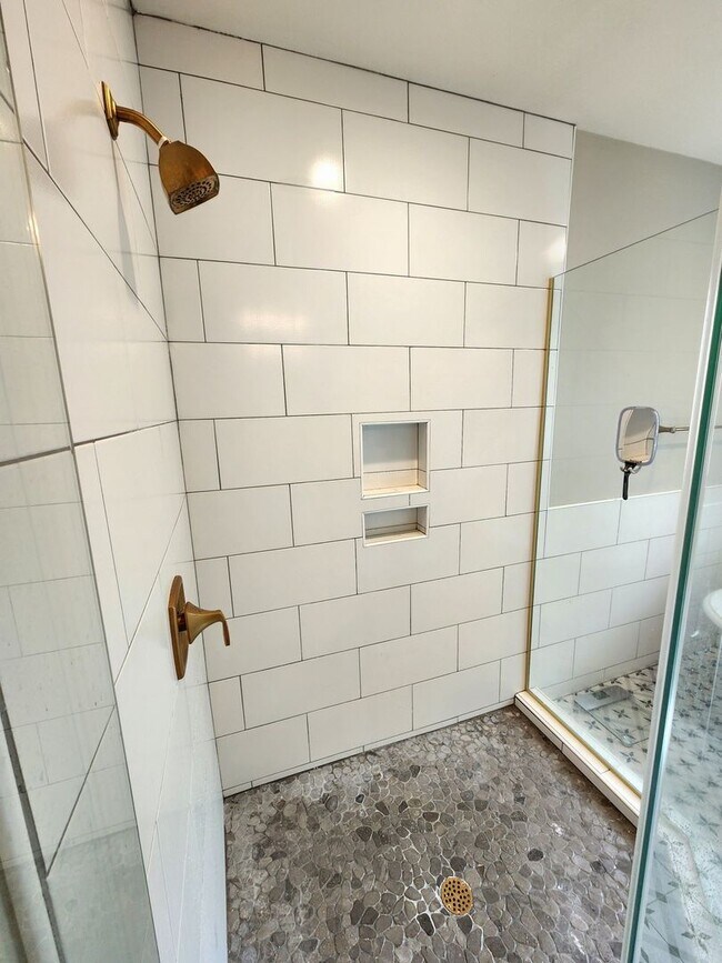 Building Photo - Stunning 2-story Home in the Coveted East Pensacola Heights!