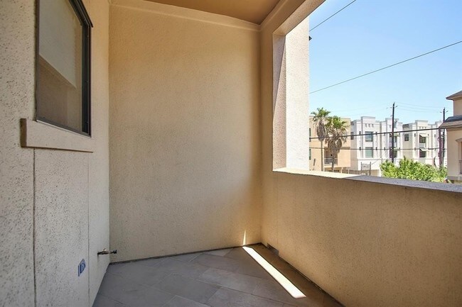 Building Photo - Contemporary townhome, rooftop terrace awa...