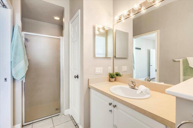 Building Photo - 3570 Four Oaks Blvd