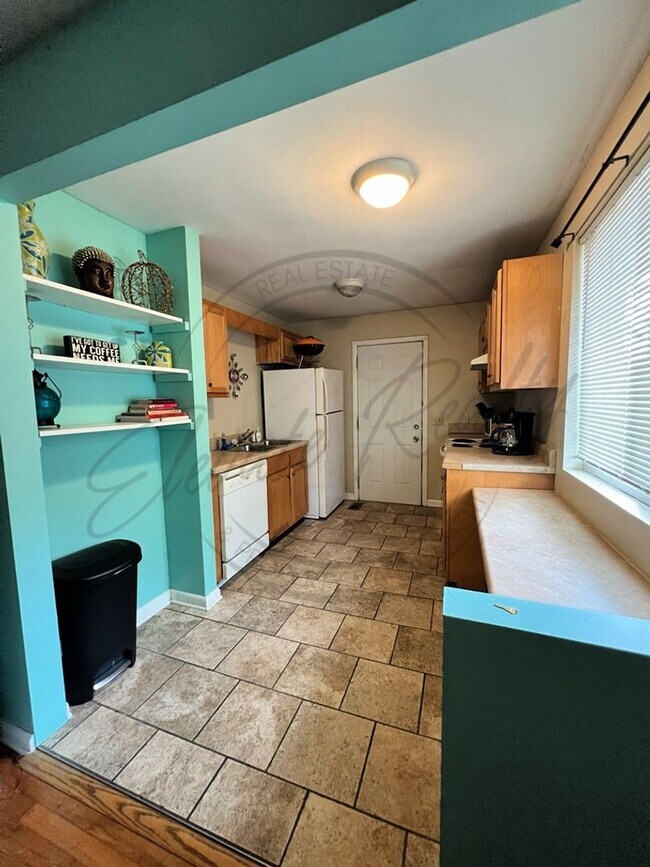 Building Photo - Furnished, Ranch Style Two Bedroom in the heart of Edgehill on Special!