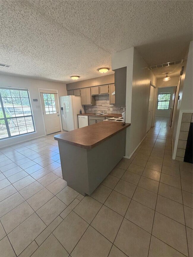 Building Photo - 11101 Oak Branch Dr