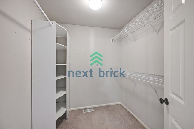 Building Photo - Quiet and Spacious 5-Bedroom Haven w/ 2.5 Baths – 2420 Sq Ft of Comfort Awaits!